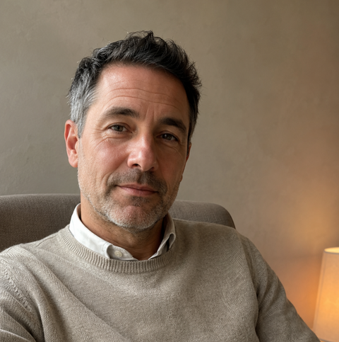 Dr. Ethan Caldwell – Terapeuta Licenciado en Parejas y Relaciones